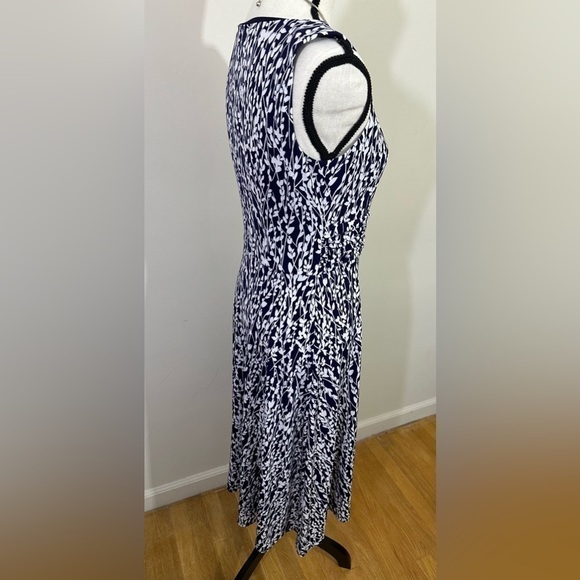 Jessica H sz 6 dress in a blue  and white print. Midi length. The top is.lined - Picture 7 of 13